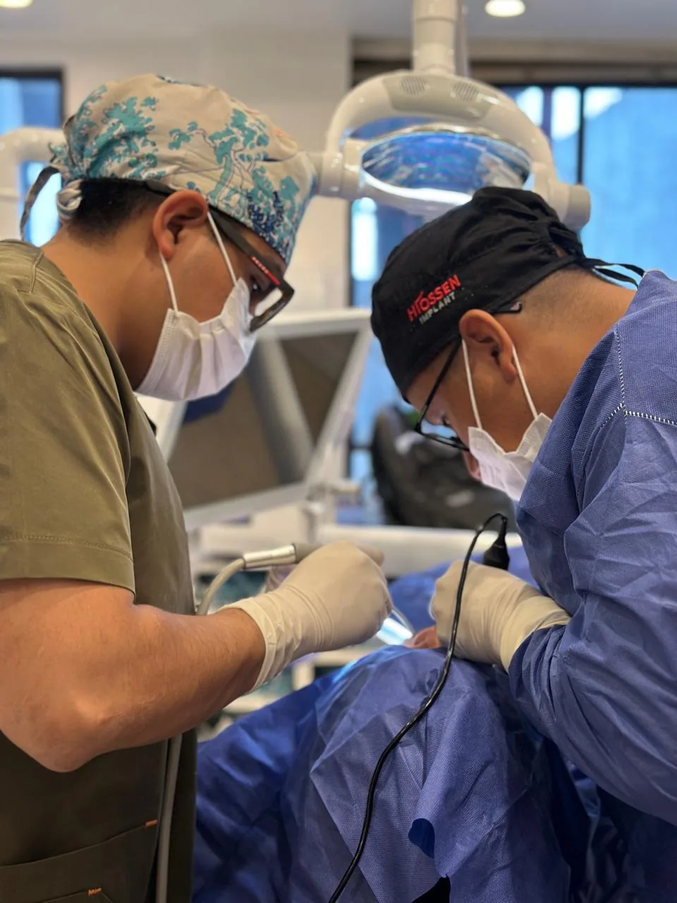 Doctores de Dental Cors realizando una cirugía oral
