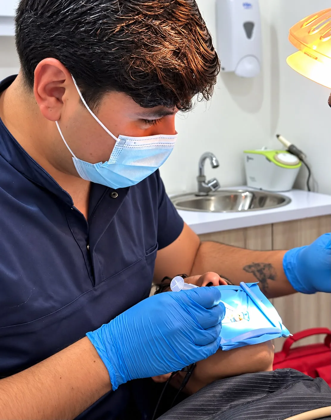 Doctor de Dental Cors realizando un tratamiento de endodoncia