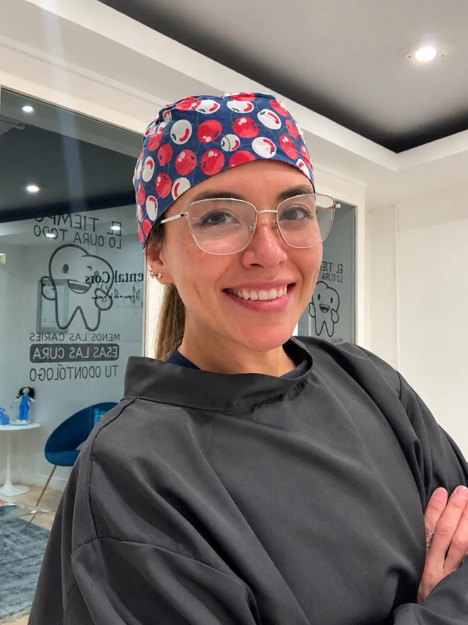 Odontóloga de Dental Cors sonriendo con gorro quirúrgico
