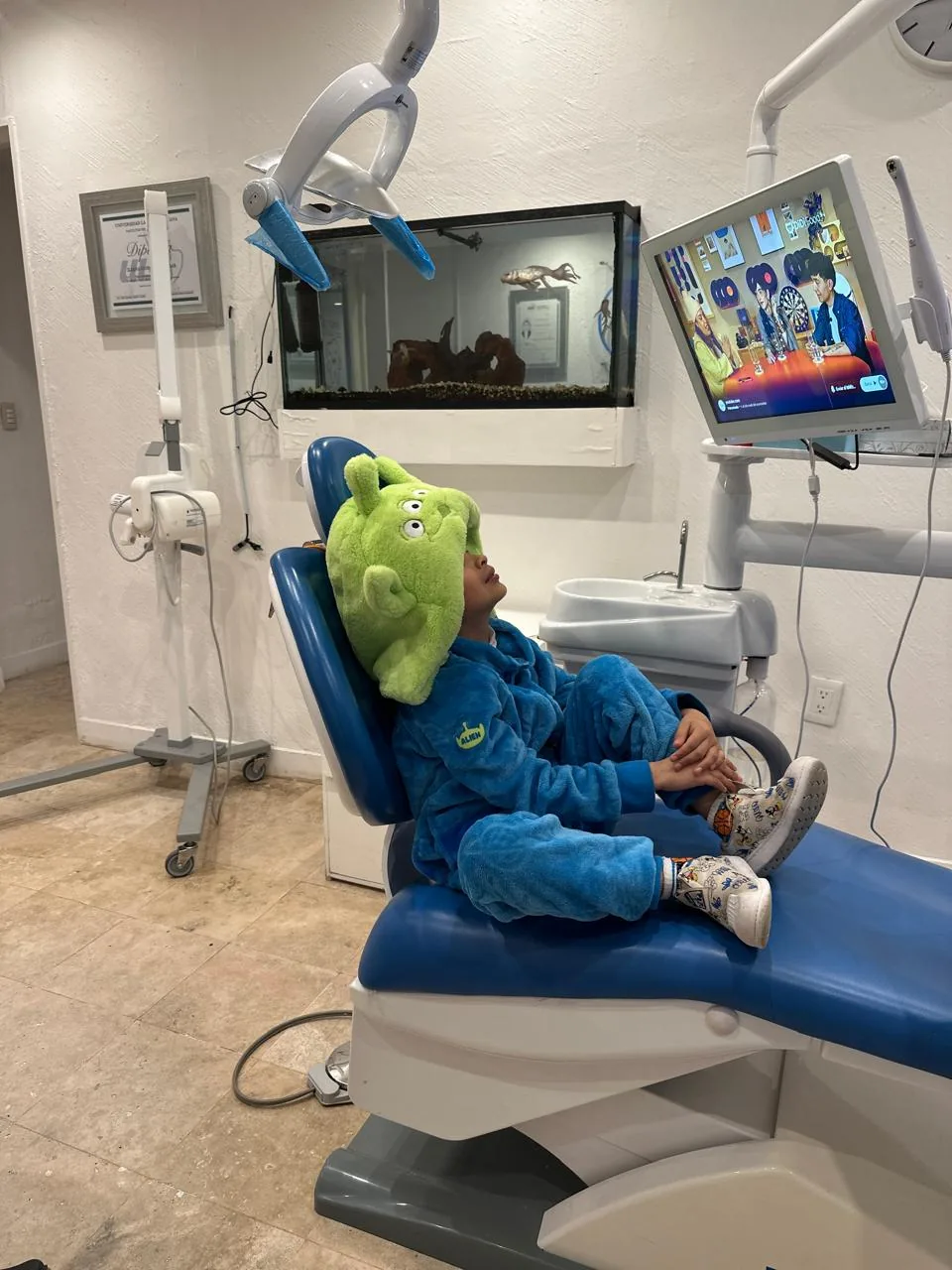 Niño en el sillón dental durante su consulta en Dental Cors
