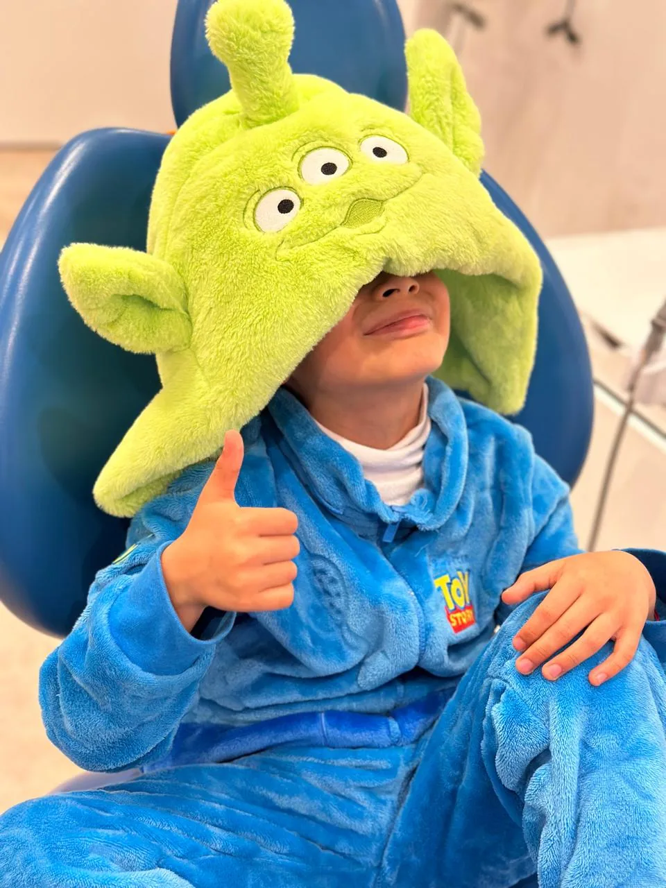 Niño con el pulgar arriba durante su visita al dentista