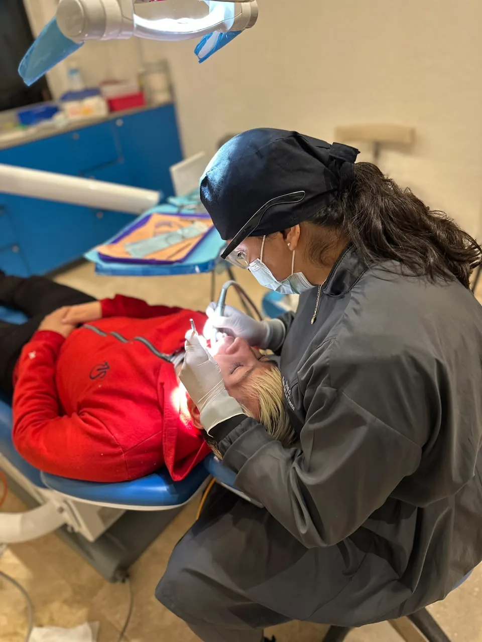 Doctora de Dental Cors realizando un tratamiento de ortodoncia